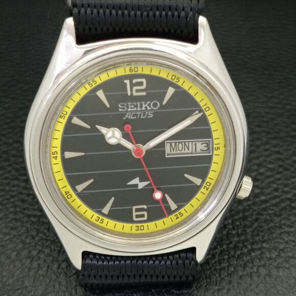 Vintage 1972 Seiko Automatic Mens Silver Watch W/daydate & Yellow accents - Picture 4 of 9
